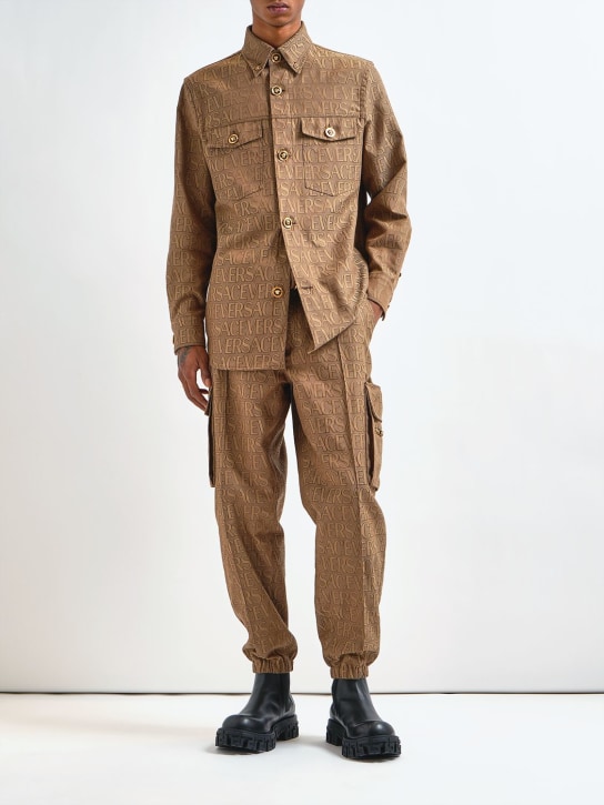Versace: Monogramm-Overshirt aus Baumwollmischcanvas - Braun - men_1 | Luisa Via Roma