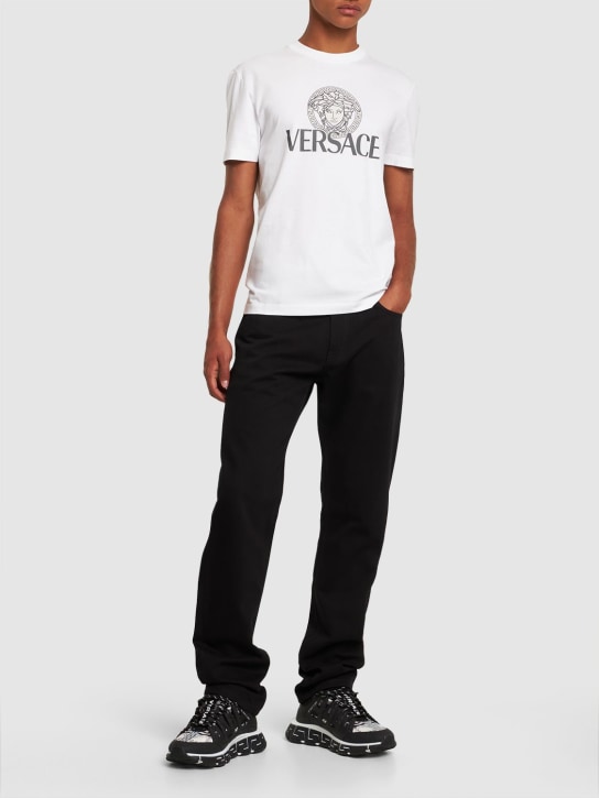 Versace: Camiseta de algodón con logo estampado - Blanco - men_1 | Luisa Via Roma
