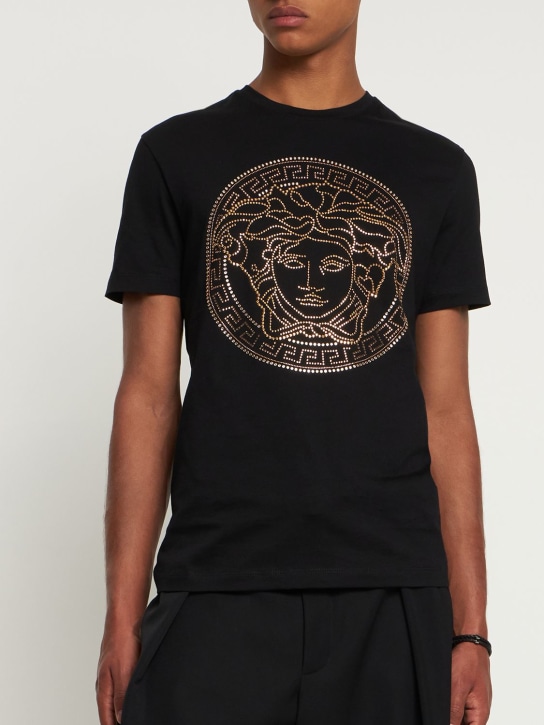 Versace: T-shirt en coton imprimé Medusa - Noir - men_1 | Luisa Via Roma