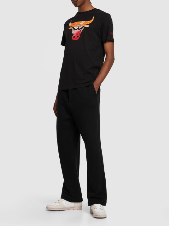 New Era: T-shirt Chicago Bulls in cotone con stampa - Nero - men_1 | Luisa Via Roma