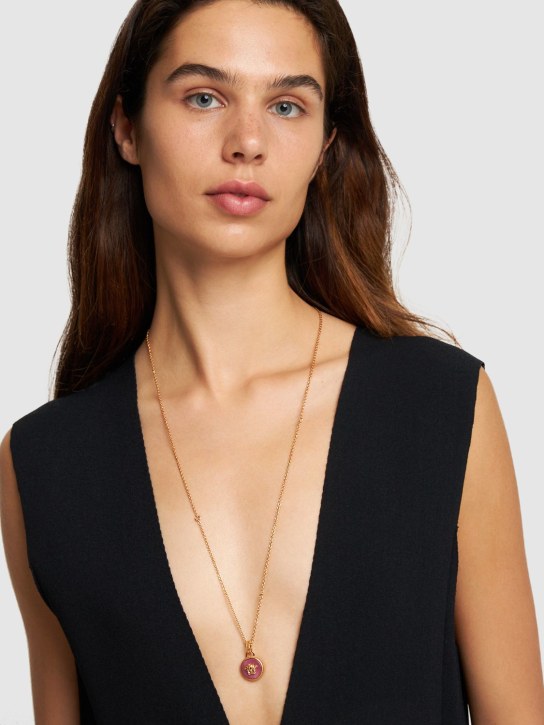 Versace: Lange Halskette mit Medusamünze - Gold/Pink - women_1 | Luisa Via Roma