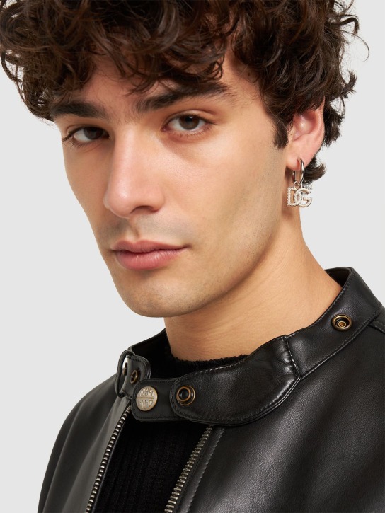 Dolce&Gabbana: Mono boucle d'oreille avec fausses perles DG - Argent/Blanc - men_1 | Luisa Via Roma