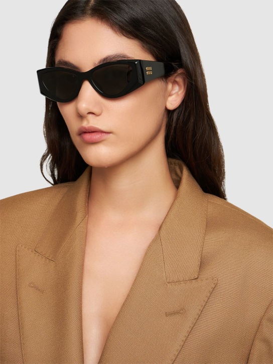 Miu Miu: Occhiali da sole cat-eye in acetato - women_2 | Luisa Via Roma