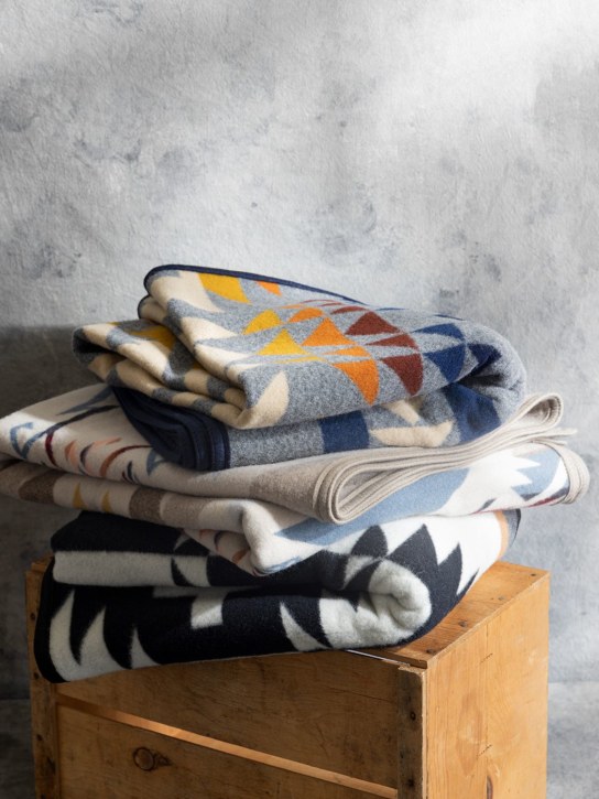 Pendleton Woolen Mills: Spider Rock napped jacquard throw - Black - ecraft_2 | Luisa Via Roma