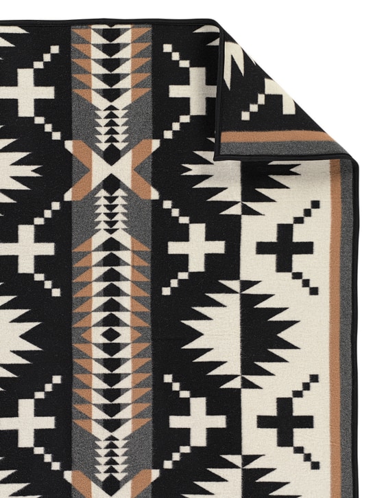 Pendleton Woolen Mills: Spider Rock napped jacquard throw - Black - ecraft_1 | Luisa Via Roma