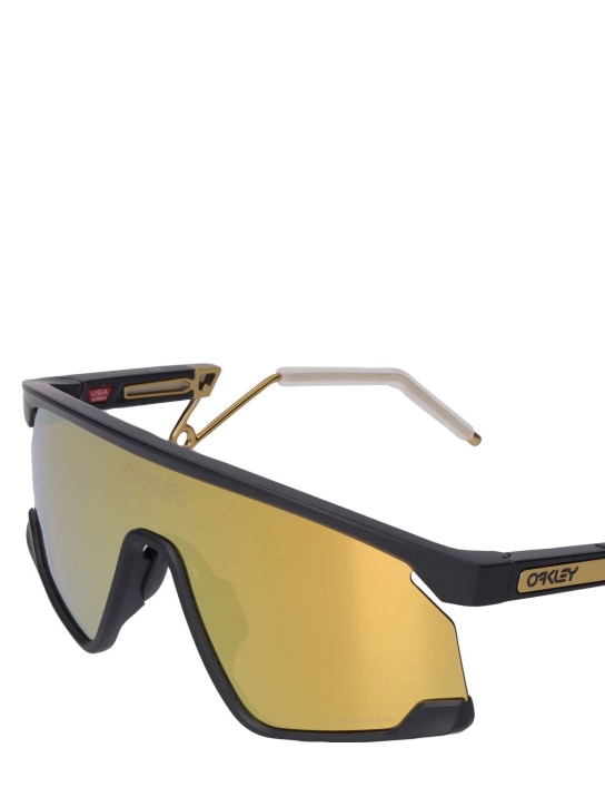 Oakley: BXTR Prizm mask sunglasses - Black/Gold - men_1 | Luisa Via Roma