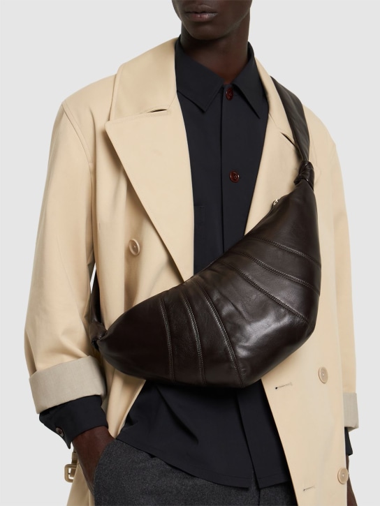 Lemaire: MEDIUM UMHÄNGETASCHE AUS LEDER „CROISSANT“ - Dunkel Schoko - men_1 | Luisa Via Roma