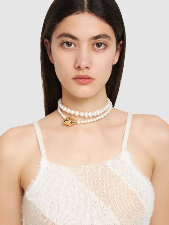 Timeless Pearly: Shell charm double wrap pearl necklace - women_1 | Luisa Via Roma
