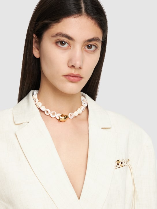 Timeless Pearly: Shell charm collar necklace - women_1 | Luisa Via Roma