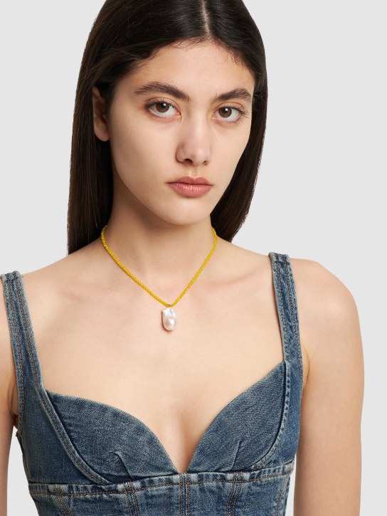 Timeless Pearly: Pearl drop charm collar necklace - Yellow/Pearl - women_1 | Luisa Via Roma