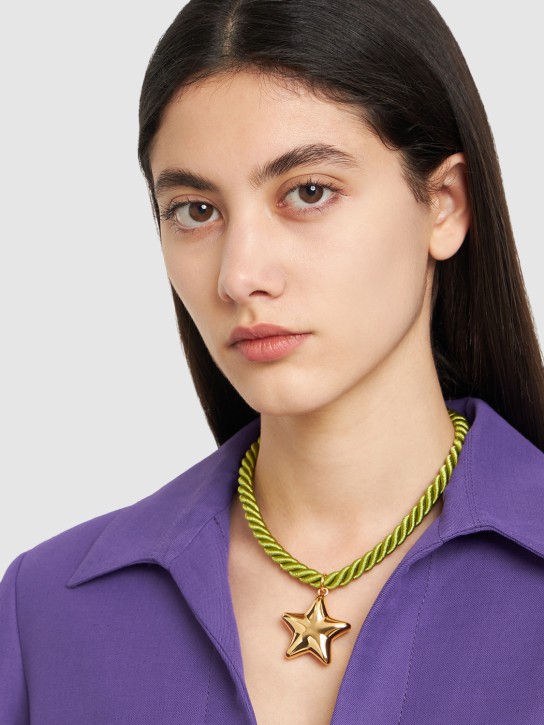 Timeless Pearly: Halskette mit Baumwoll-Draht und Sternenanhänger - Grün/Gold - women_1 | Luisa Via Roma