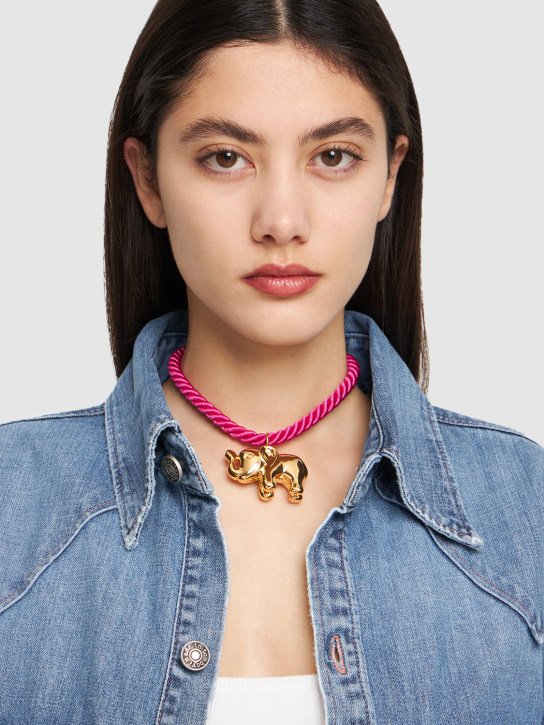 Timeless Pearly: Halskette aus Baumwolldraht „Elephant“ - Fuchsia/Gold - women_1 | Luisa Via Roma