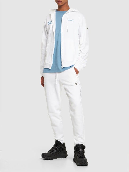 Moncler Genius: Pantalones de algodón jersey - Blanco Óptico - men_1 | Luisa Via Roma