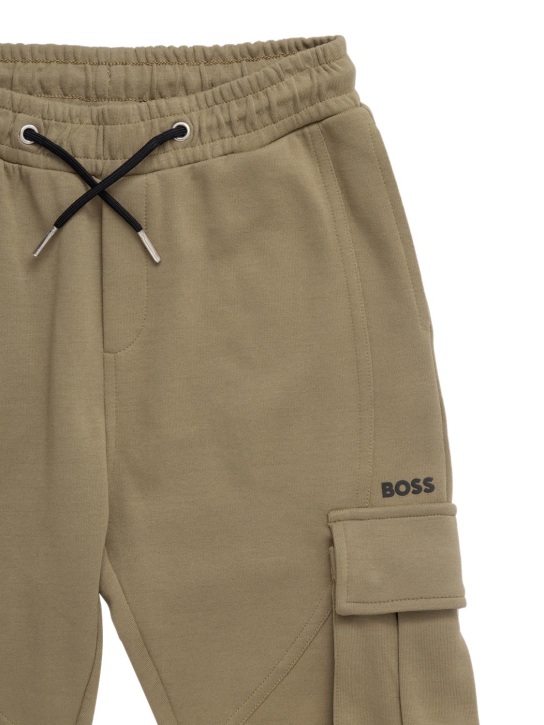Boss: Pantalon cargo en coton à logo caoutchouté - Vert Militaire - kids-boys_1 | Luisa Via Roma