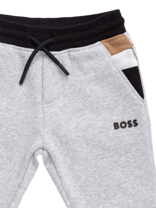 Boss: Pantalon en coton mélangé à logo caoutchouté - Gris - kids-boys_1 | Luisa Via Roma