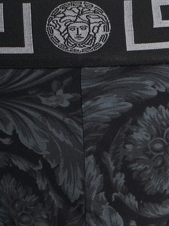 Versace: 巴洛克印花弹力棉质内裤 - 黑色/灰色 - men_1 | Luisa Via Roma
