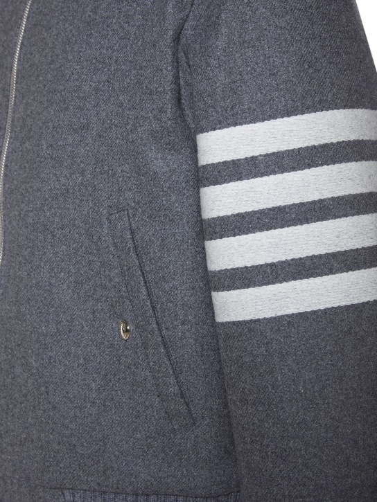 Thom Browne: 4条纹羊毛罗纹针织飞行员夹克 - 灰色 - men_1 | Luisa Via Roma