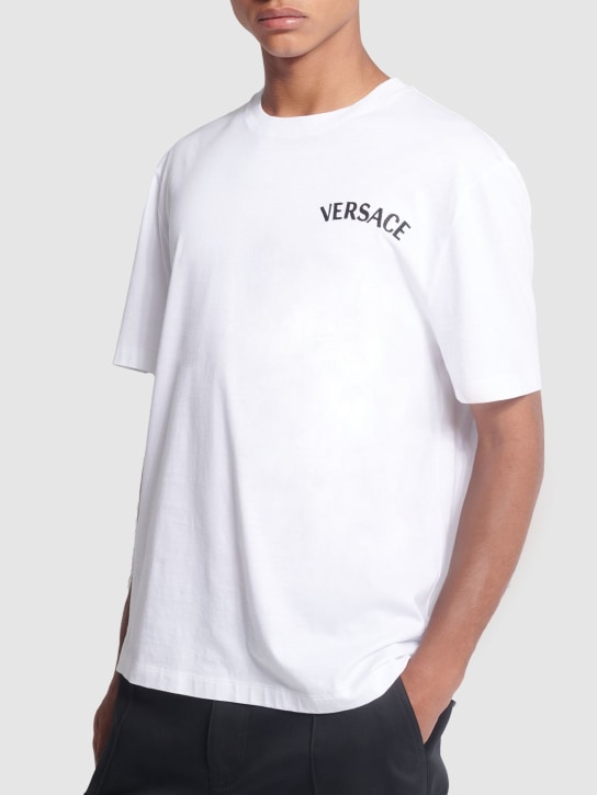 Versace: 로고 자수 코튼 티셔츠 - 화이트 - men_1 | Luisa Via Roma