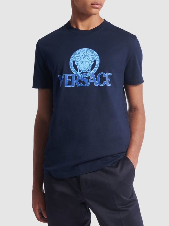 Versace: Camiseta de algodón con logo - Azul Marino - men_1 | Luisa Via Roma