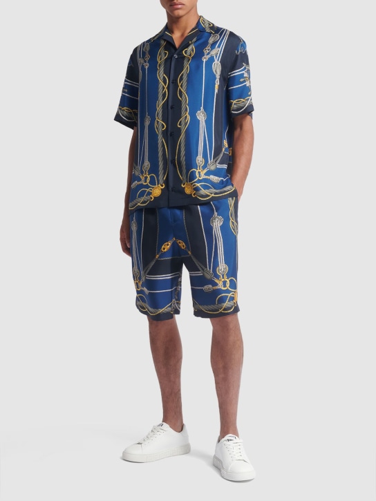 Versace: Shorts de seda con estampado - Azul/Oro - men_1 | Luisa Via Roma