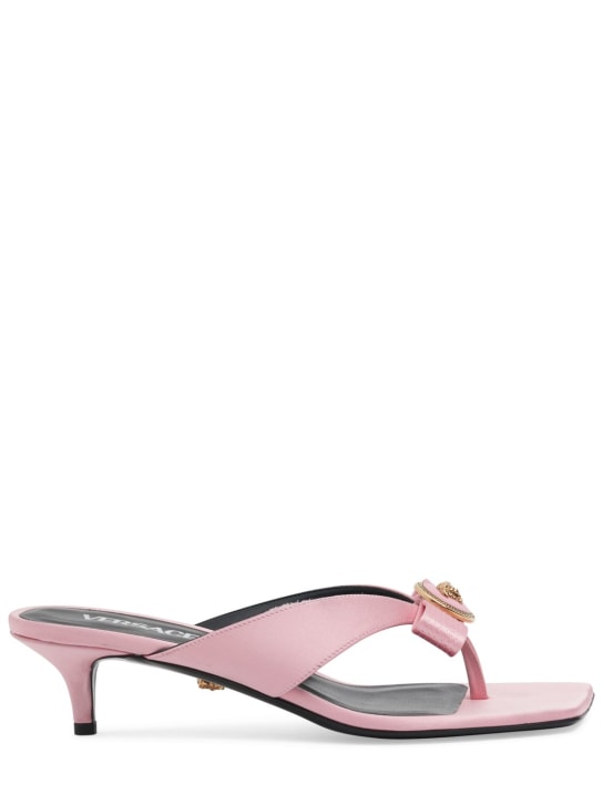 Versace: 45毫米绸缎夹趾凉鞋 - 粉色 - women_0 | Luisa Via Roma