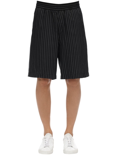 Neil Barrett - Shorts oversize in cupro e viscosa - Nero/Bianco |  Luisaviaroma