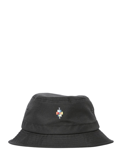 Marcelo Burlon County Of Milan - Cappello bucket in techno con ricamo -  Nero/Multicolor | Luisaviaroma