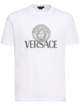 Versace: Camiseta de algodón con logo estampado - Blanco - men_0 | Luisa Via Roma