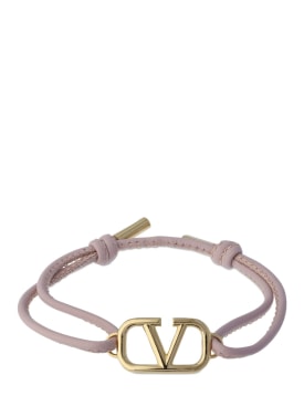 Valentino Garavani: Bracelet à coulisse en cuir V Logo - Water Lilac - women_0 | Luisa Via Roma