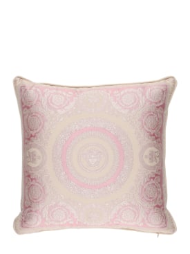 Versace: Crete De Fleur cushion - Pink - ecraft_0 | Luisa Via Roma