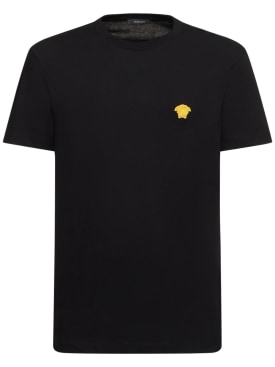 Versace: T-Shirt aus Baumwolljersey mit Medusendruck - Schwarz - men_0 | Luisa Via Roma