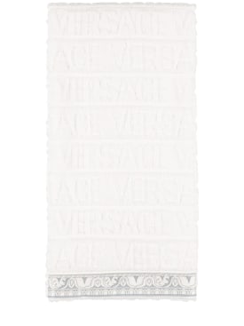 Versace: I Heart Baroque bath towel - White - ecraft_0 | Luisa Via Roma
