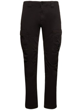 C.P. Company: Pantalones cargo de satén stretch - Negro - men_0 | Luisa Via Roma
