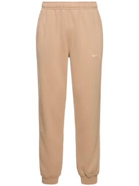 Nike: Pantalones Nocta Fleece - Hemp/Sanddrift - men_0 | Luisa Via Roma