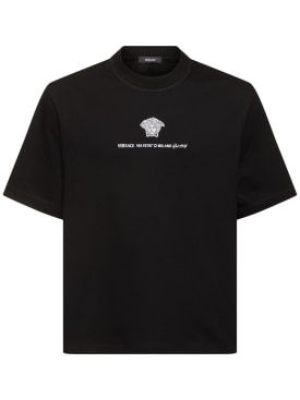 Versace: T-Shirt aus Baumwolljersey mit Druck - Schwarz - men_0 | Luisa Via Roma