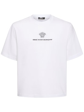 Versace: T-Shirt aus Baumwolljersey mit Druck - Weiß - men_0 | Luisa Via Roma