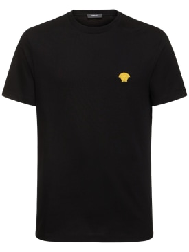 Versace: T-shirt in jersey di cotone compatto con logo - Nero - men_0 | Luisa Via Roma
