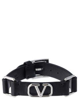 Valentino Garavani: V logo signature leather belt bracelet - Black/Silver - men_0 | Luisa Via Roma