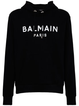 Balmain: Sweat-shirt en coton imprimé logo à capuche - Noir/Blanc - men_0 | Luisa Via Roma