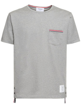 Thom Browne: T-shirt en coton avec poche à rayures - Gris - men_0 | Luisa Via Roma
