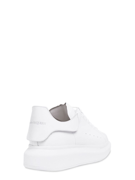 Alexander McQueen - Sneakers in pelle con dettaglio sul tallone 45mm - |  Luisaviaroma