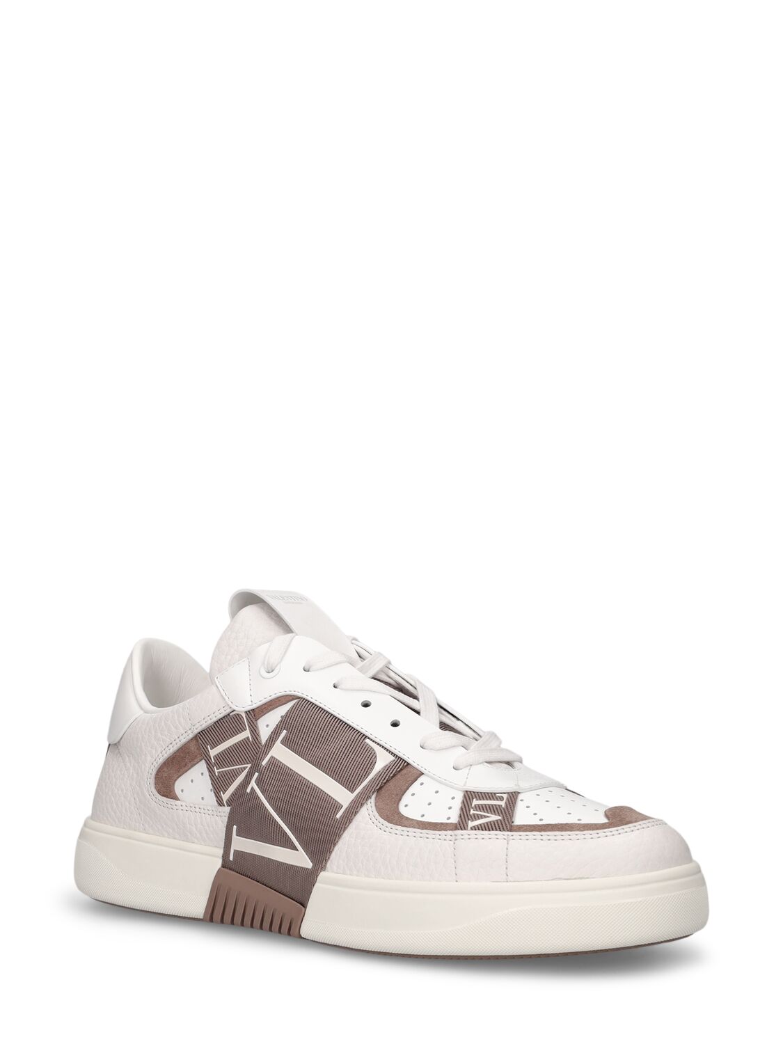 Shop Valentino Vl7n Leather Low Top Sneakers In White,clay