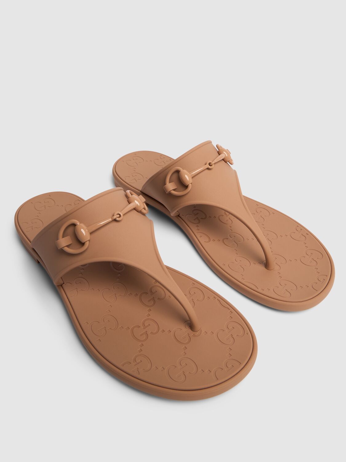 Shop Gucci 10mm Minorca Rubber Thong Sandals In Vintage Camel