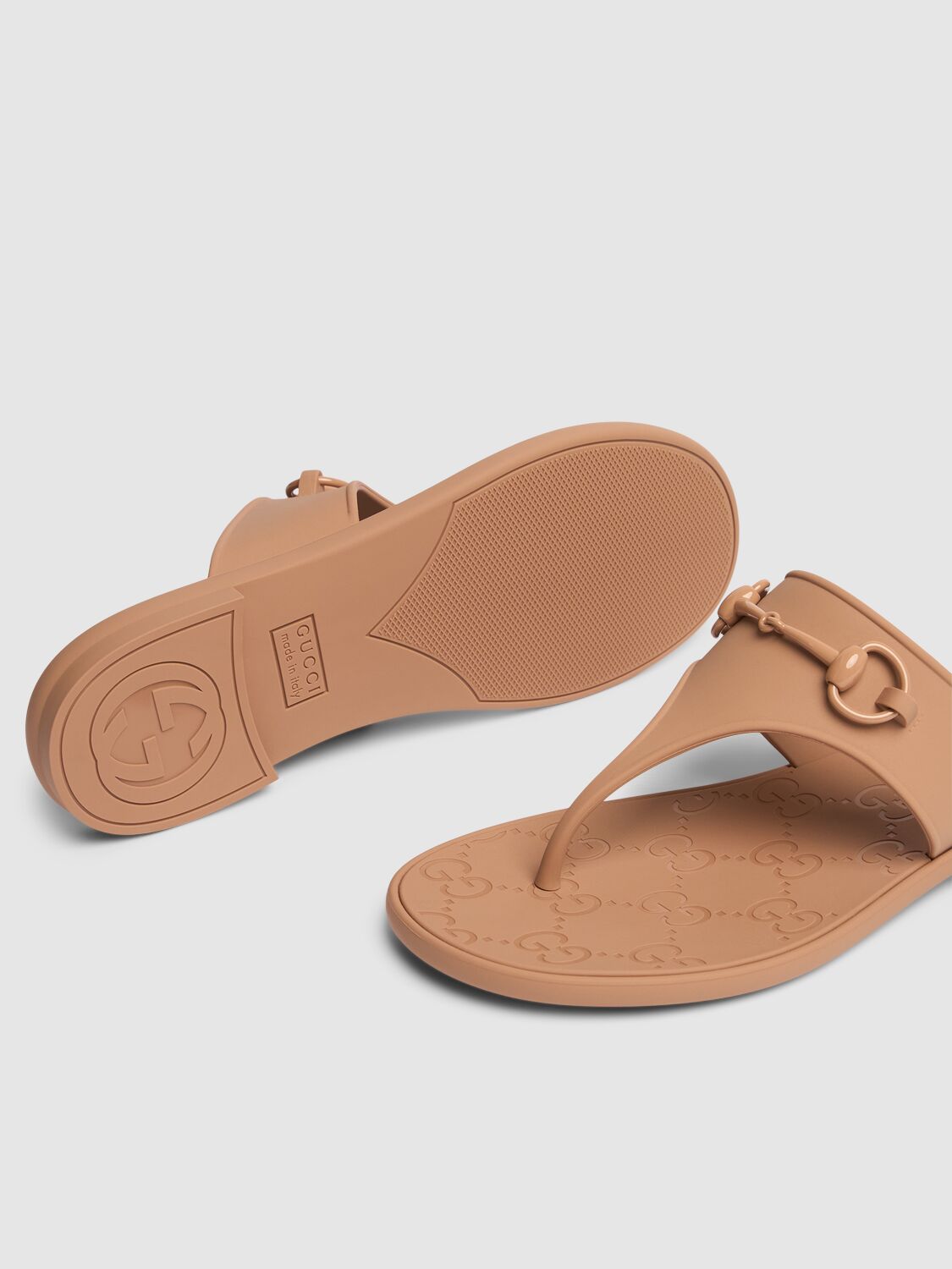 Shop Gucci 10mm Minorca Rubber Thong Sandals In Vintage Camel