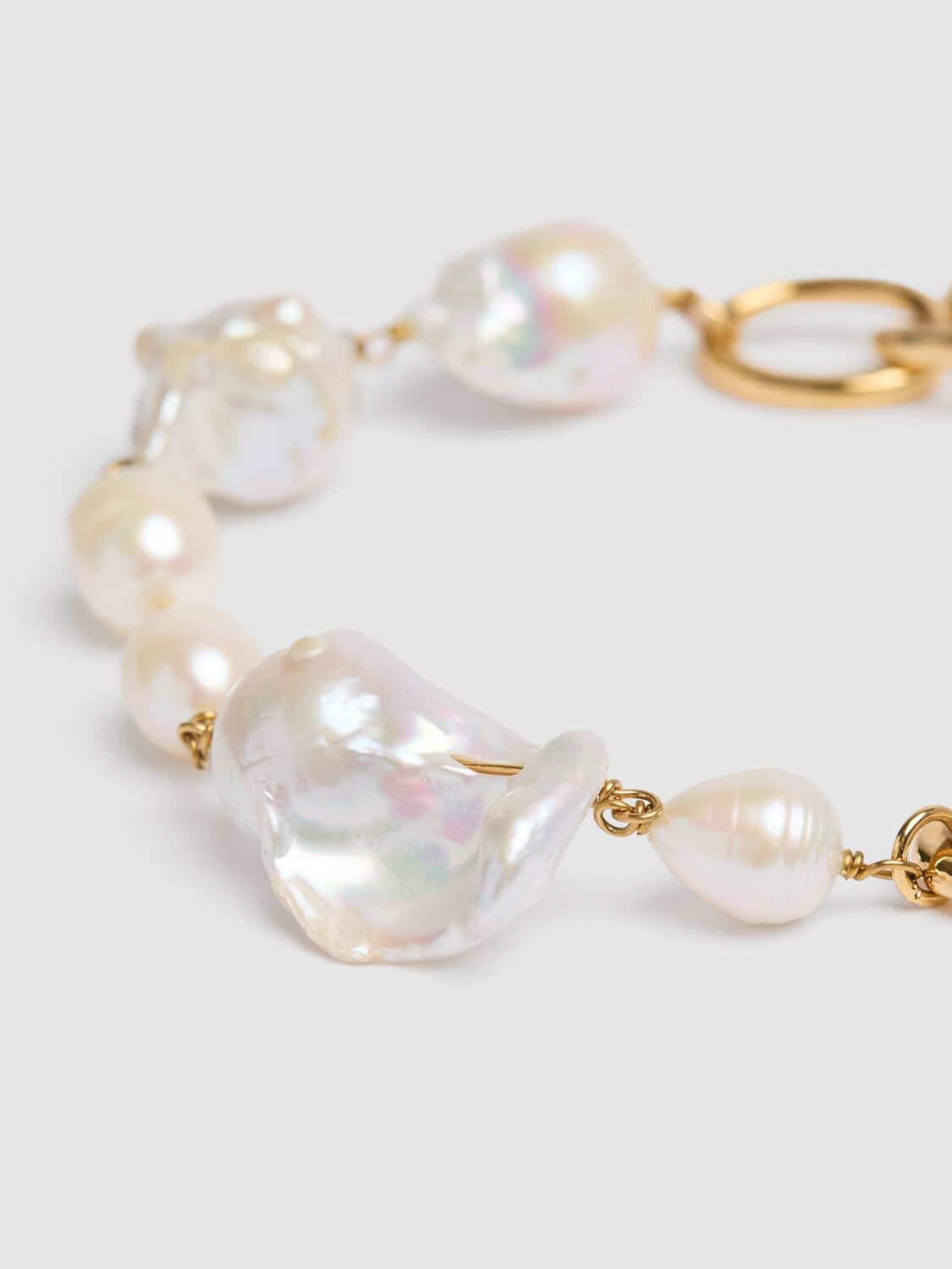 Shop Jil Sander Grainy Pearl Link Bracelet In Gold/pearl