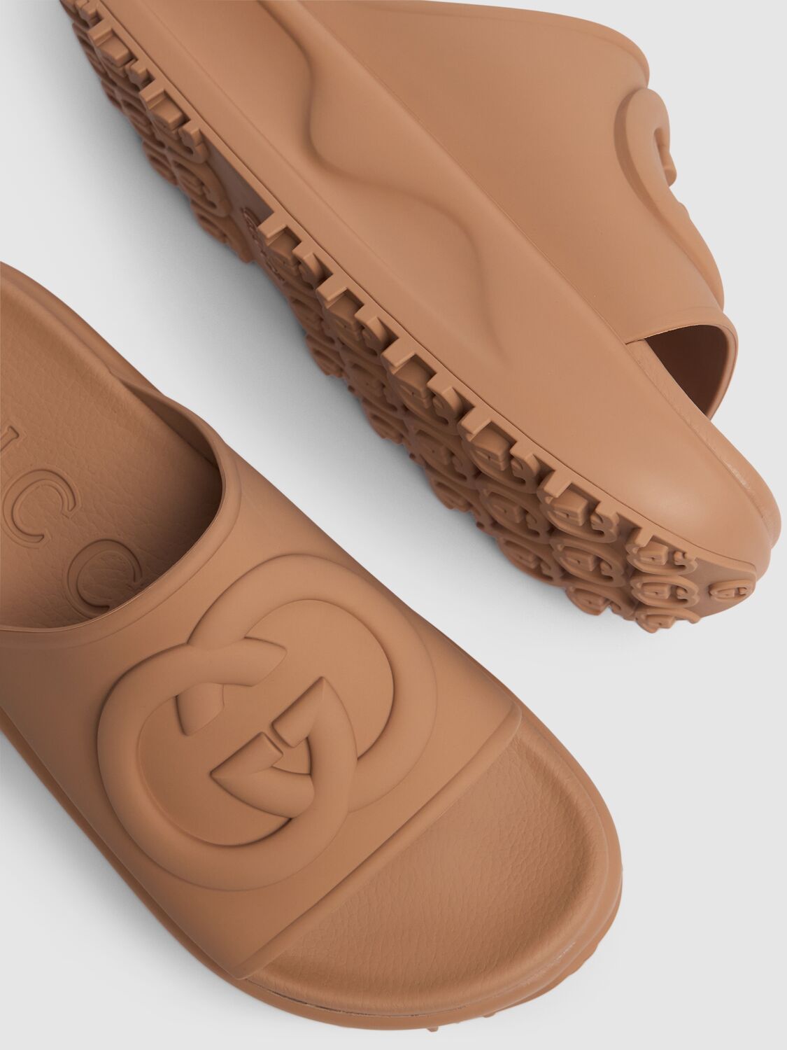 Shop Gucci 42mm Interlocking G Rubber Sandals In Vintage Camel
