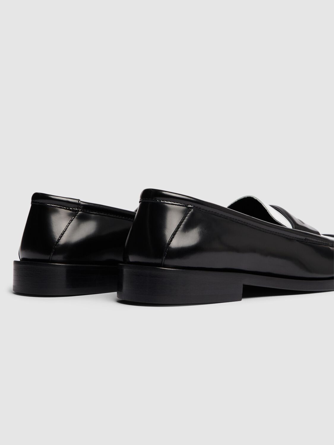 Shop Attico 20mm Amanda Leather College Loafers In 白色/黑色