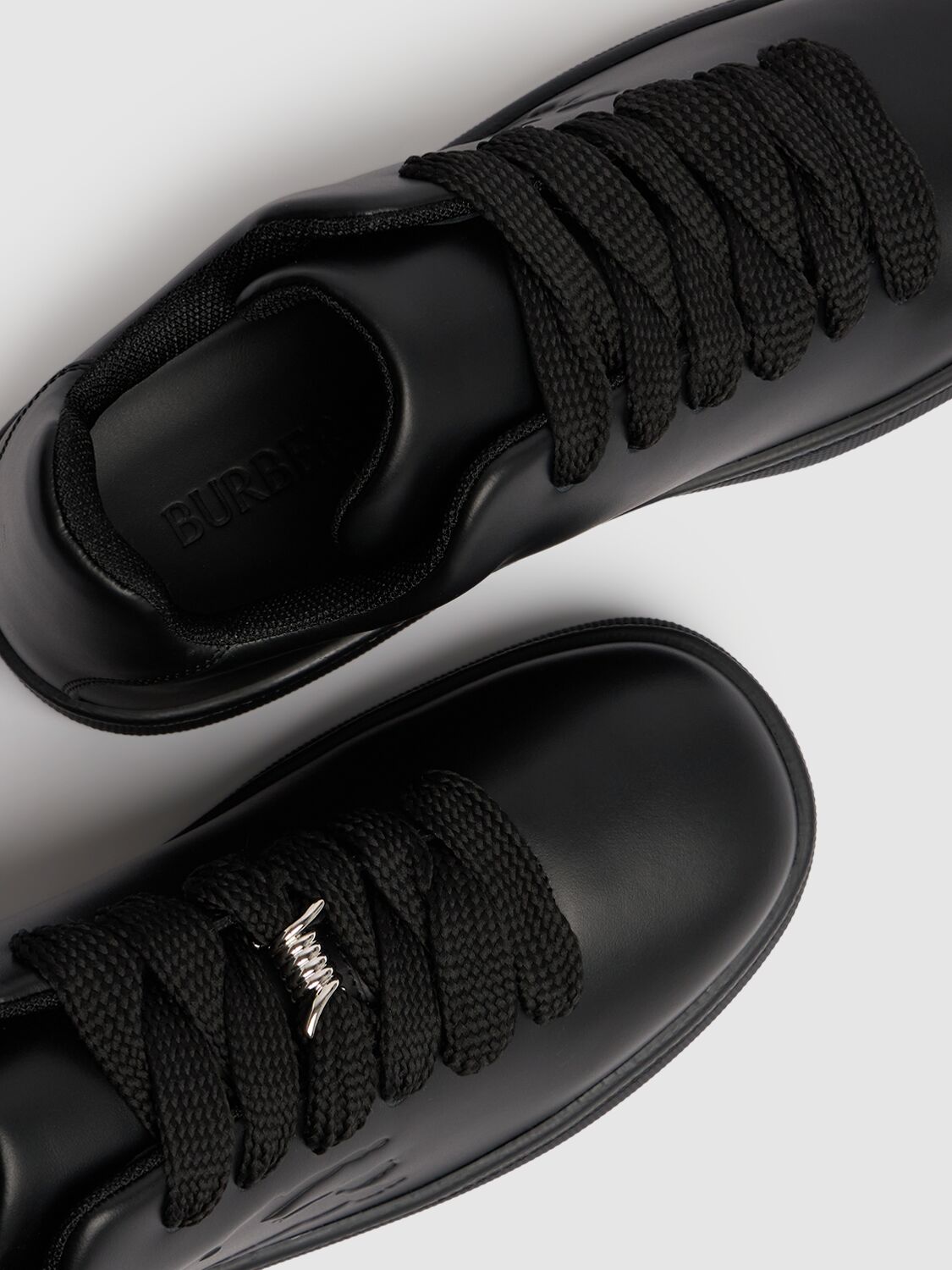 Shop Burberry Trainer Low Top Sneakers In Schwarz