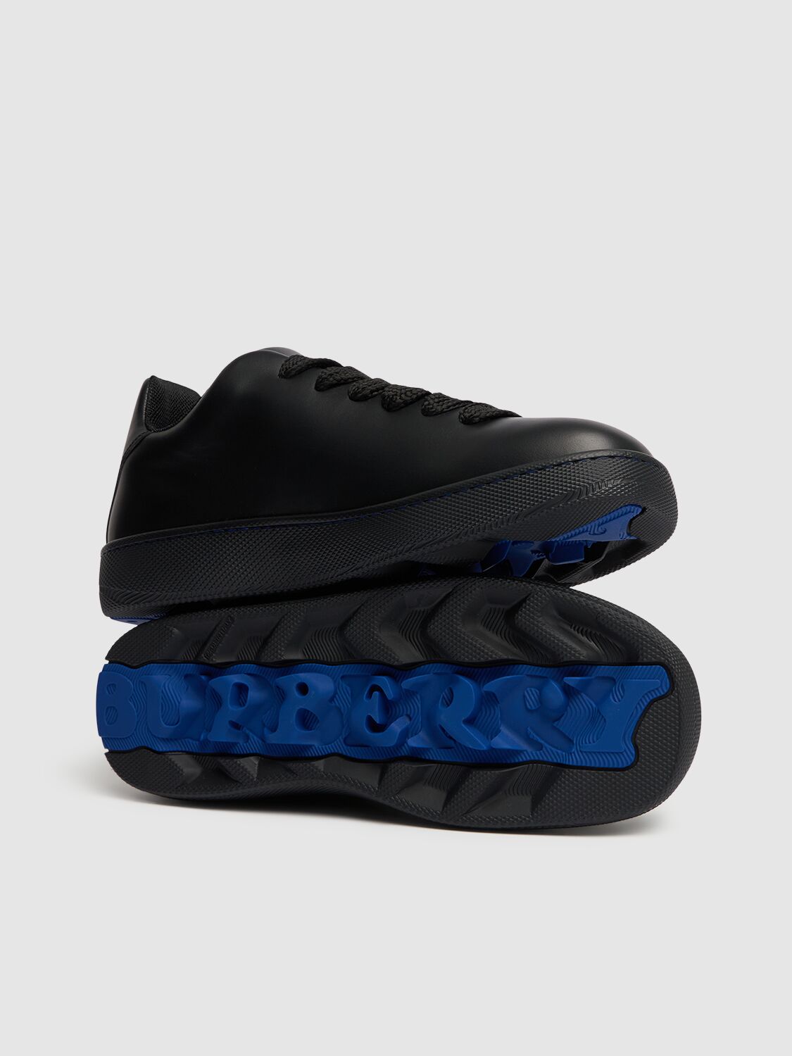 Shop Burberry Trainer Low Top Sneakers In Schwarz