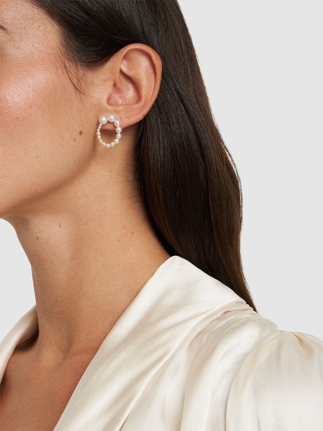 Shop Sophie Bille Brahe Petite Embrassée Mono Earring In Pearl